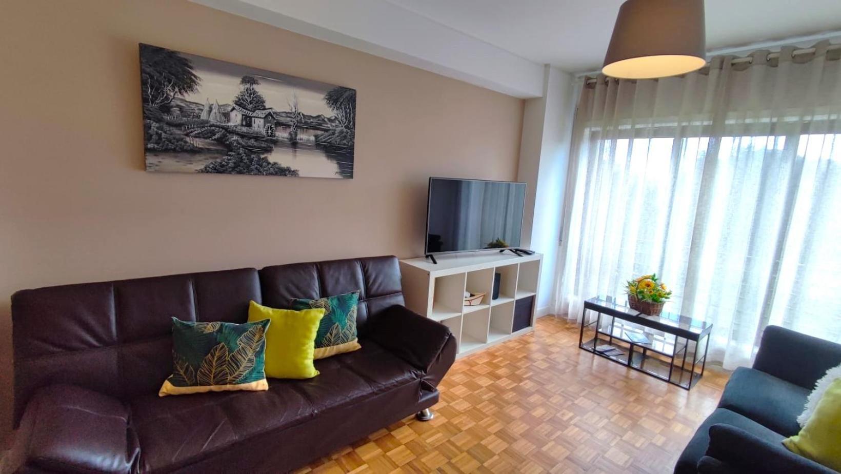Metro Station Apartment *