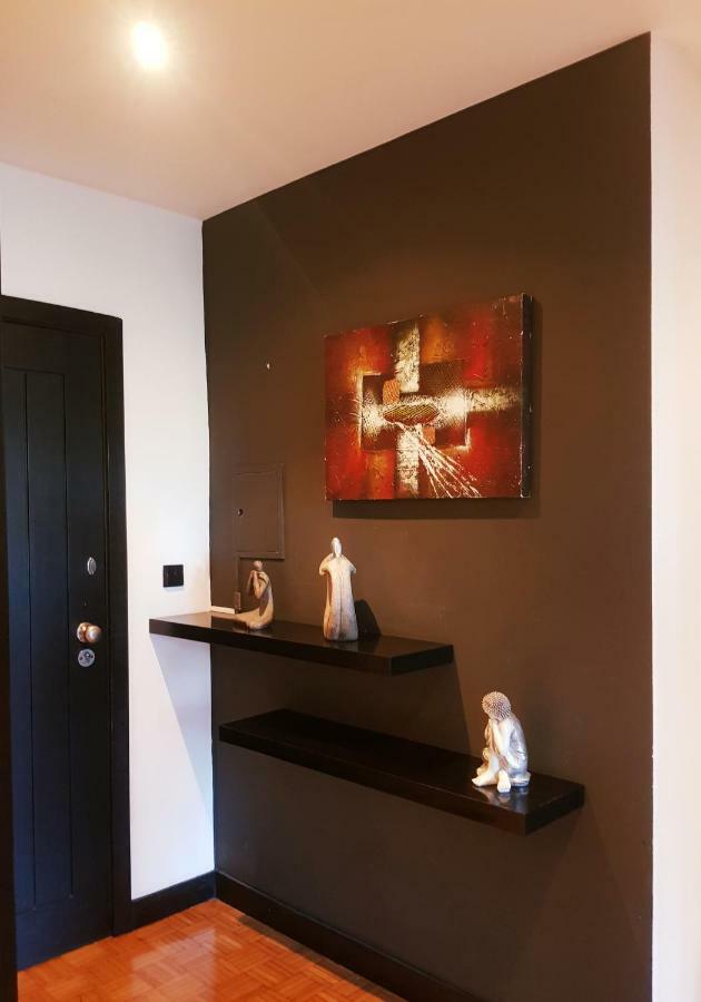 Metro Station Apartment *
